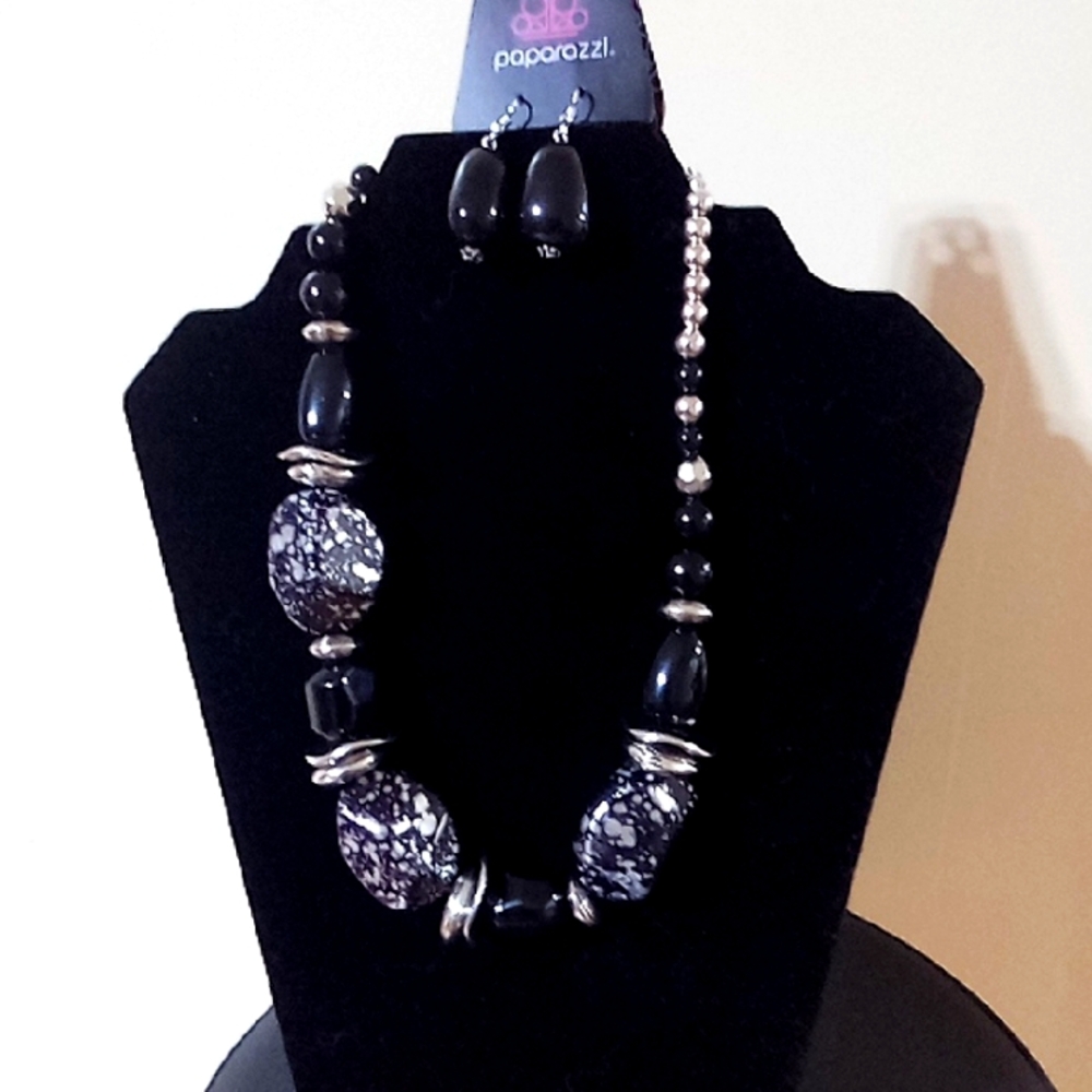 Paparazzi Black and Silver Necklace Set